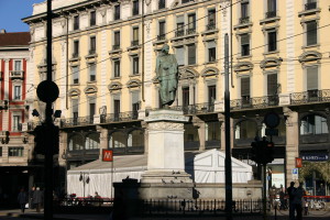 La statua del poeta Giuseppe Parini (poco conosciuta anche dai milanesi) è l'unico landmark interessante di Piazza Cordusio
