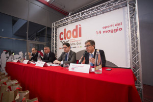 In primo piano, da destra Elio Gasperoni, vice presidente di Coop Adriatica, e il  sindaco di Chioggia Giuseppe Casson