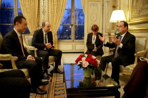 Le President de la Republique François Hollande rencontre M. Wang et M. Mulliez au Palais de l'Elysée.