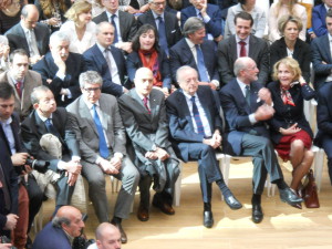 Marco Brunelli seduto in prima fila al centro, a destra dell'ex sindaco di Milano, Gabriele Albertini (mandato 1997-2006)