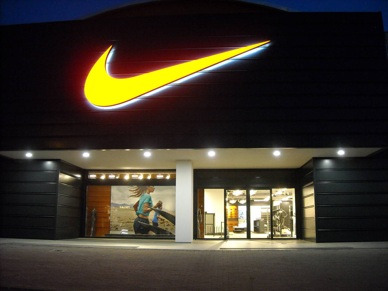 Купить найк в москве outlet nike. Nike Store. Найк Америка. Магазин найк в Америке. Nike Outlet.